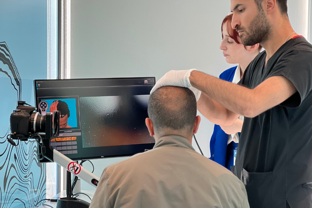 Le médecin réalise le patient réalise les examens préopératoire Elithair Pre-Test System avec le TrichoScan