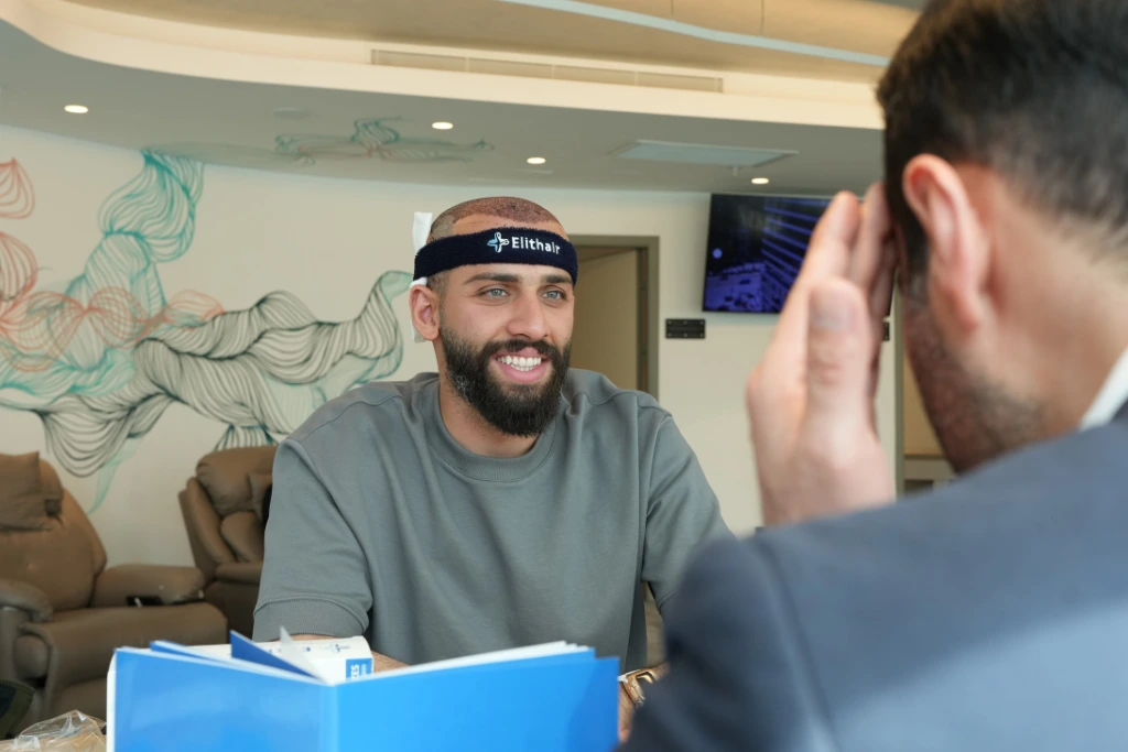 Patient détendu en écoutant les instructions pour les soins postopéroires par le personnel de la clinique Elithair