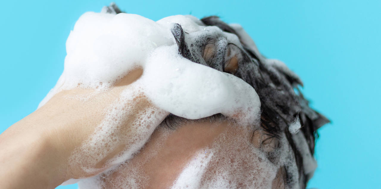 si vous avez les cheveux gras evitez de les laver quotidiennement