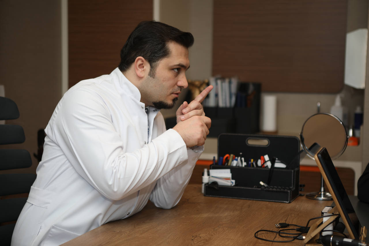 Le dr balwi s'est lui même fait greffer les cheveux et avec des soins adaptés, le résultat de sa greffe de cheveux tient même après 10 ans