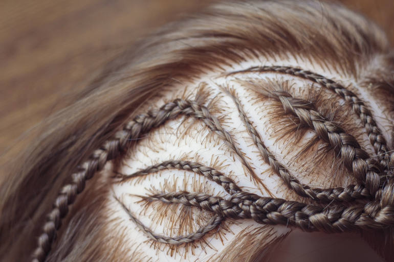 Tresses collés sur le cuir chevelu