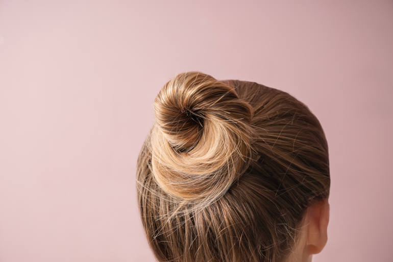 Un chignon trop serré peut causer une alopécie de traction