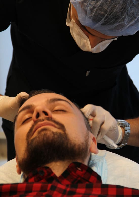 Médecin avec son patient pendant un traitement PRP