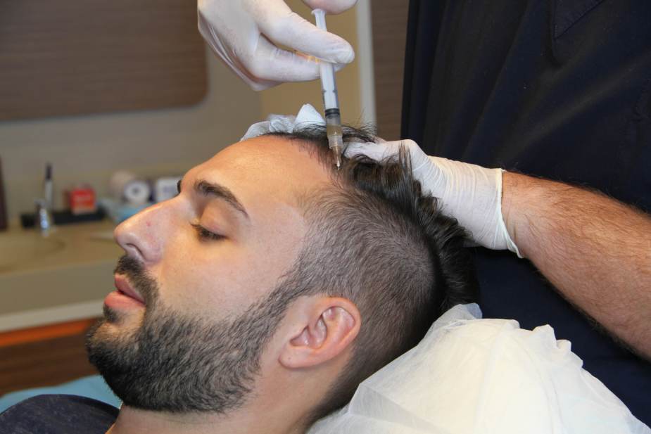 Photo Patient pendant une injection de plasma riche en plaquette chez Elithair