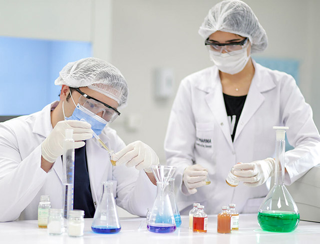 Le Dr Balwi et ses collègues dans le laboratoire Elithair