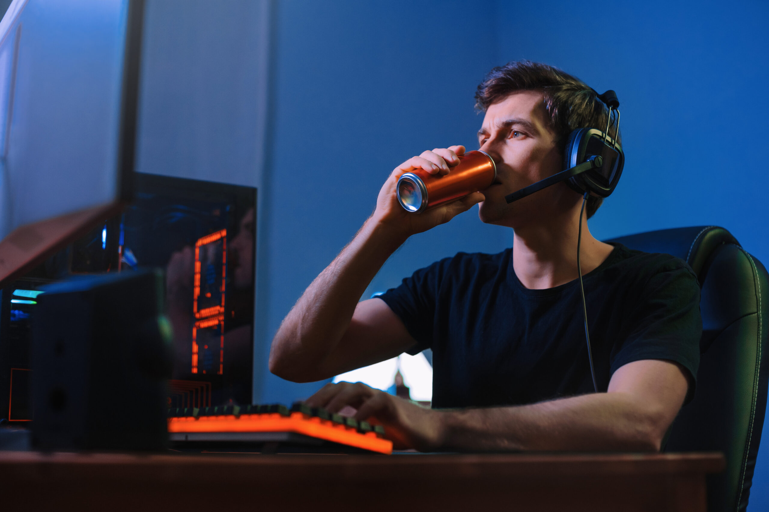 Un gamer en train de boire une boisson énergisante