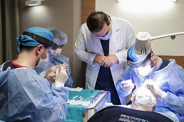 Le Dr Balwi et l'équipe Elithair lors d'une greffe de cheveux sur un patient