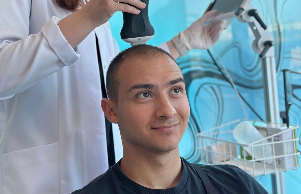 photo d'un patient Elithair pendant son analyse capillaire