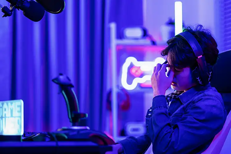 Joueur fatigué faisant du gaming la nuit