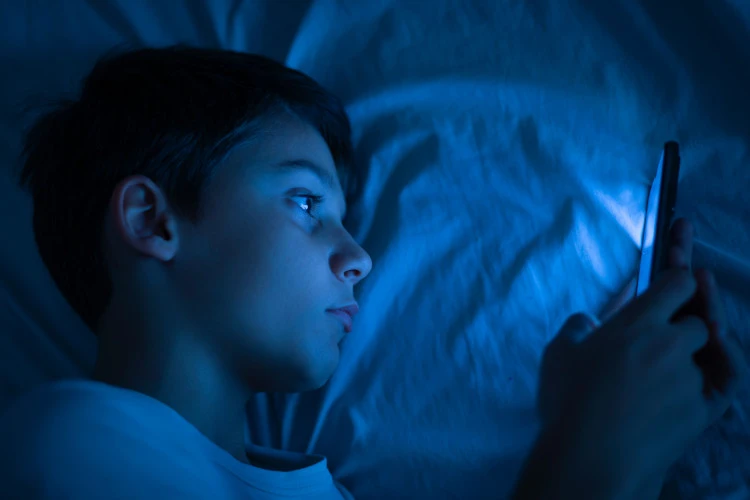 Le jeu des hormones, le manque de sommeil peuvent être affecter vua la lumière bleue