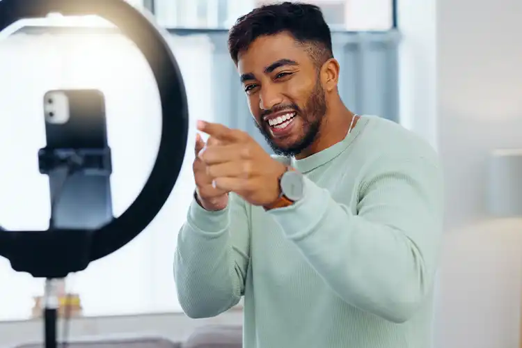 Les créateurs de contenus sont confrontés à leur reflet en permanence et peuvent créer de nouveaux complexes physiques.