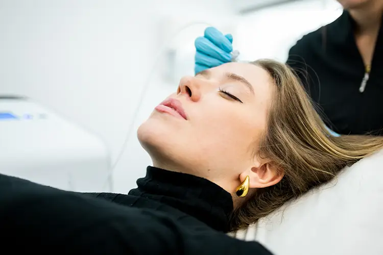 Une jeune patiente procédant à une séance d'oxygénothérapie