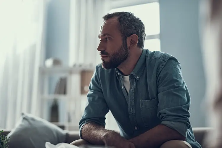 La société moderne rajoute une pression sociale aux hommes sur l'esthétique masculin tel que d'avoir une chevelure fournie