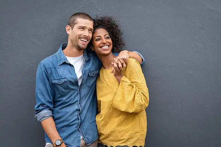 Un couple rayonnant regardant vers leur futur