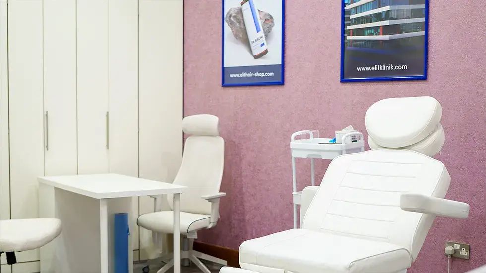 La photo montre une salle de traitement à la clinique Elithair de Birmingham