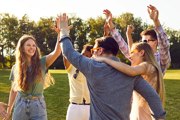 Étudiants rieurs et satisfaits dans un environnement ensoleillé