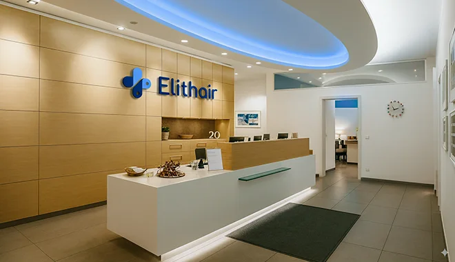 Vue intérieure de la clinique moderne Elithair à Hanovre – située au centre-ville et facilement accessible