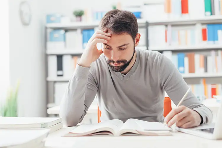 Stress des études et réflexion intense peut amener une perte de cheveux pour les étudiants