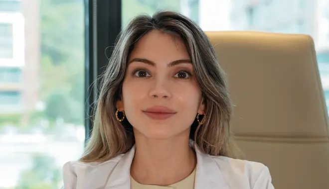 Le dr Rabia Yamak assit dans son bureau à Elitklinik