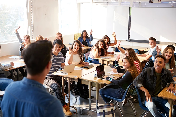 Salle de classe – élèves heureux et intéressés pendant le cours