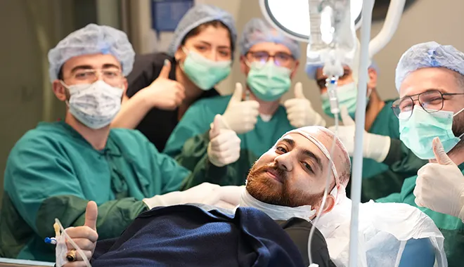 Un patient en plein traitement pour sa greffe de cheveux chez la clinique Elithair