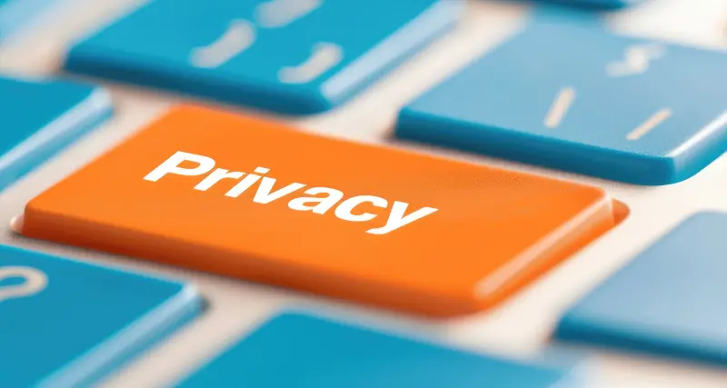 Une touche orange d’un clavier d’ordinateur intitulée « Privacy »