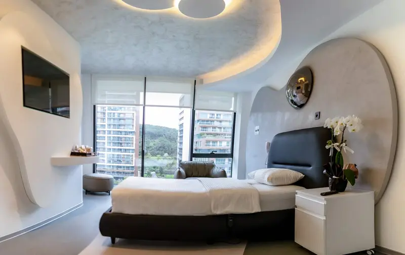 Une chambre d’hôtel moderne et élégante de la clinique Elithair