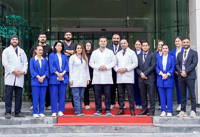 Directeur médical et fondateur de la clinique Elithair avec les médecins