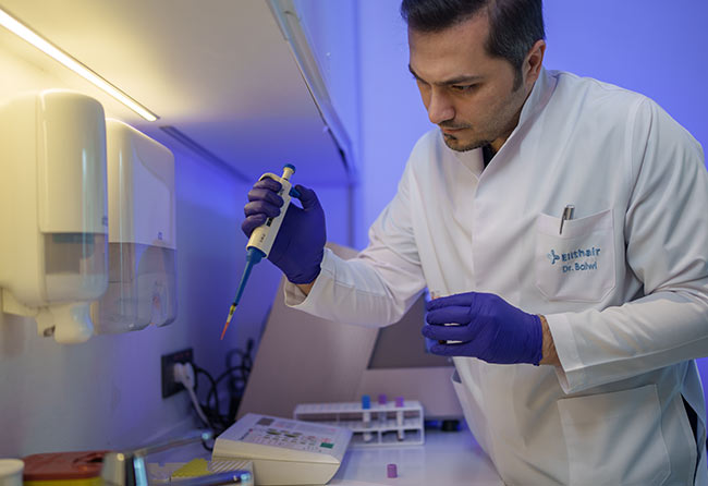 Dr Balwi dans un laboratoire de recherche clinique – Elithair