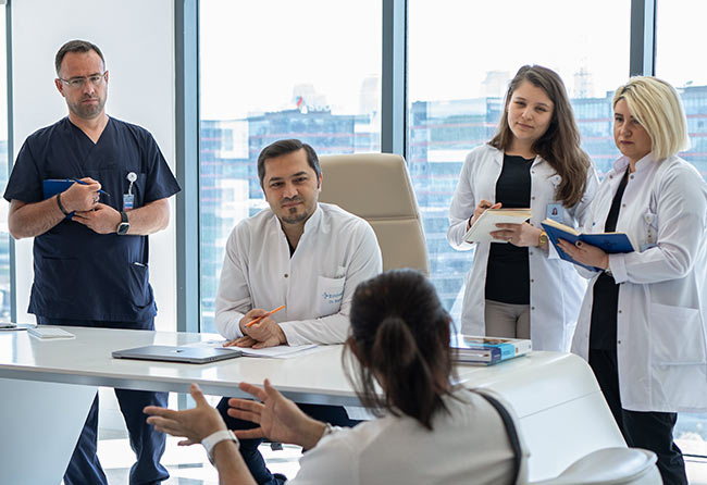 Dr Balwi et son équipe dans le bureau de consultation préopératoire – Elithair