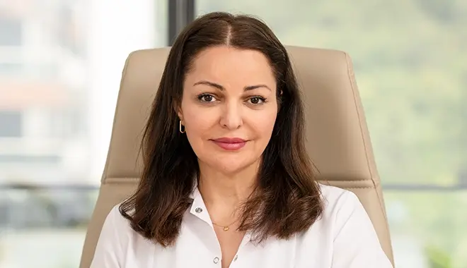 La Dr. Hazal Jafari spécialiste en dermatologie à la clinique Elithair