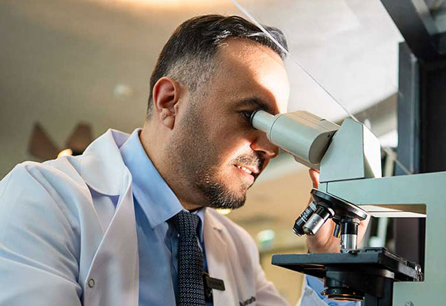 Dr Mustafa avec un microscope en recherche clinique – Elithair