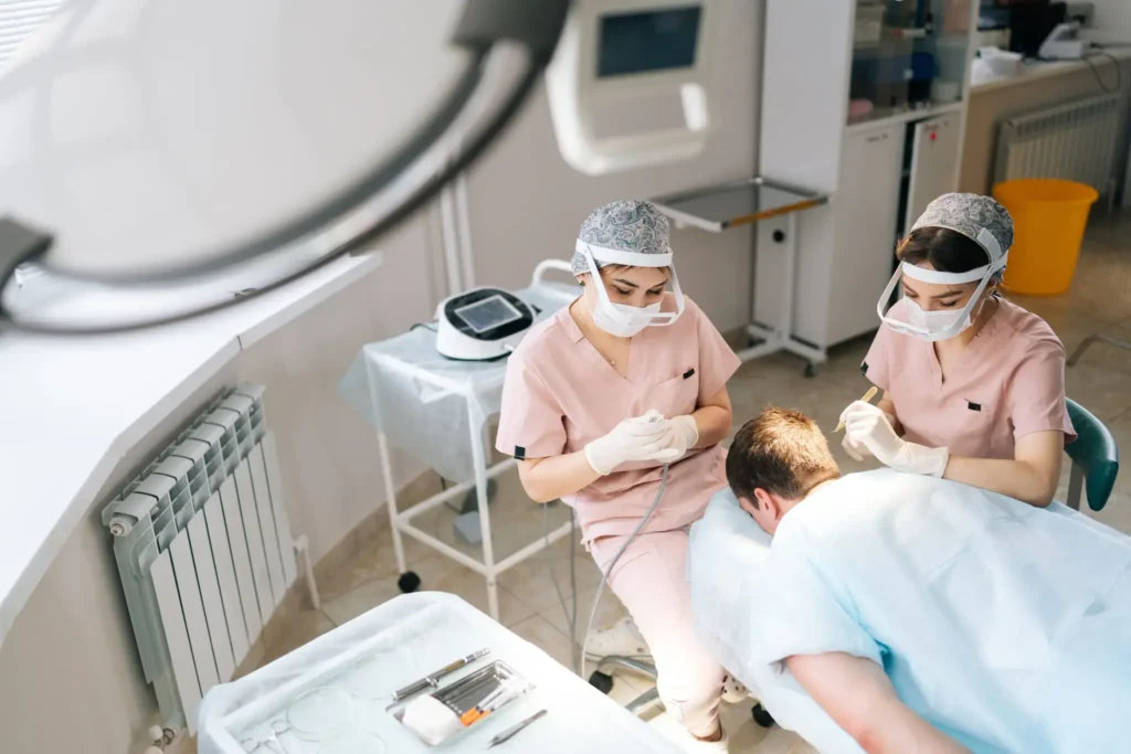 Équipe médicale d'une transplantation capilalire