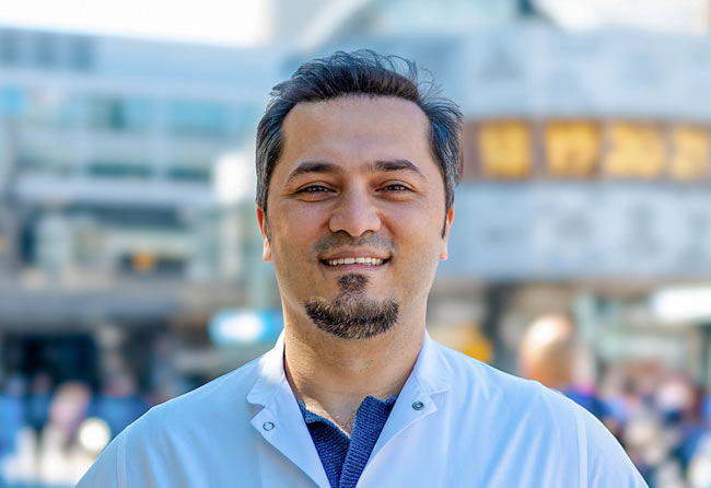 Portrait du Dr Balwi en extérieur