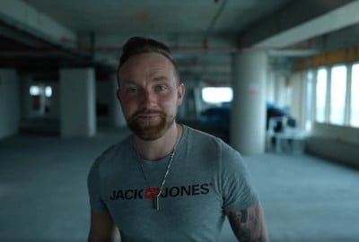 Richard parle du résultat de sa greffe de cheveux