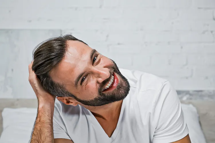 Homme souriant avec une expression de calme et de bien être retrouvés