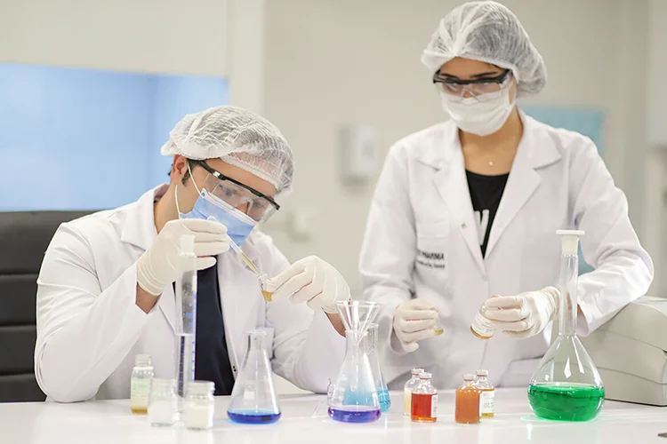 Dr Abdulaziz Balwi participant à des travaux de recherche en médecine régénérative en laboratoire