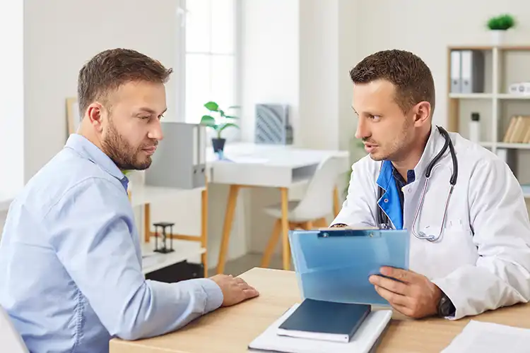 Patient échangeant avec un professionnel de santé lors d’un rendez-vous.