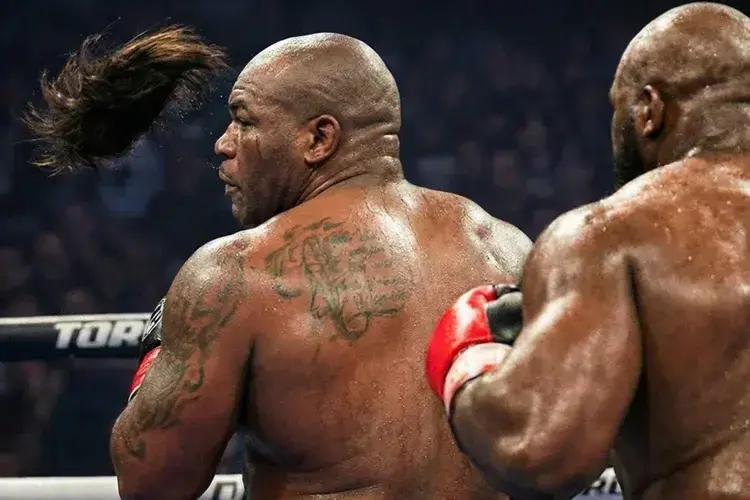 Une image de Jarrell Miller sur le ring de boxe, sa perruque projetée en l’air.