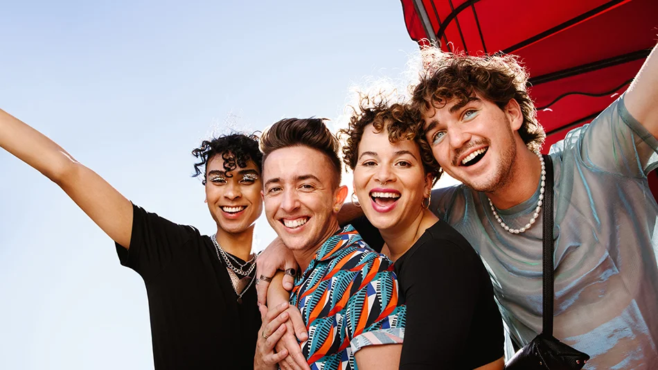 groupe de jeunes personnes qui rient ensemble dans une ambiance conviviale