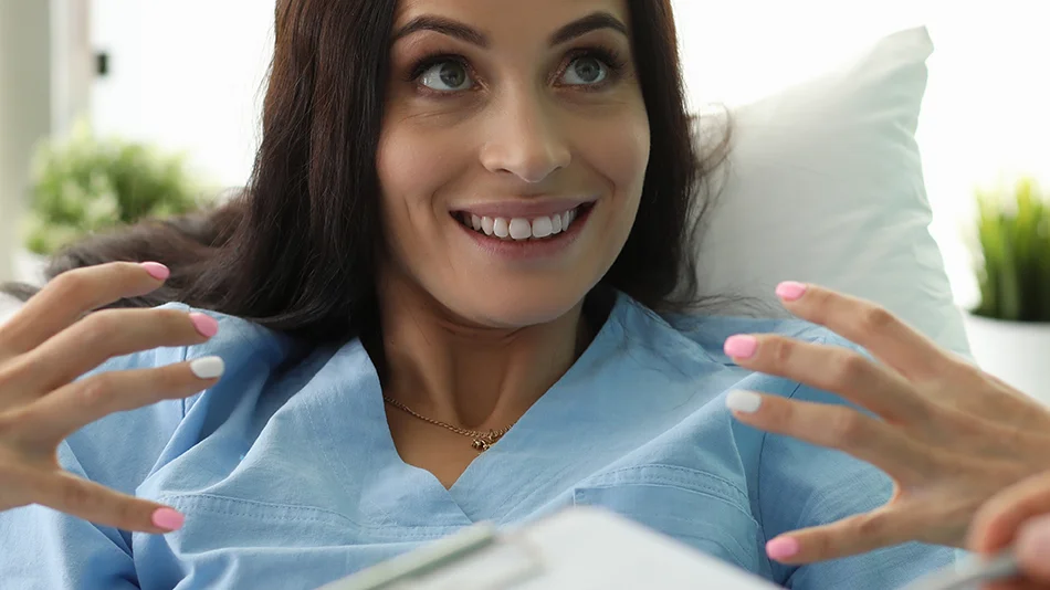 personne transgenre en consultation médicale discutant d’une intervention liée à son identité